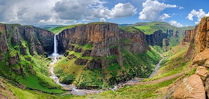 Африканский водопад в каньоне