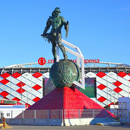 Памятник Гладиатора перед стадионом Открытие Арена
