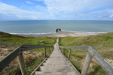 Деревянная лестница ведущая к плажу