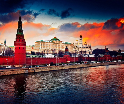 Московский Кремль в багровом закате