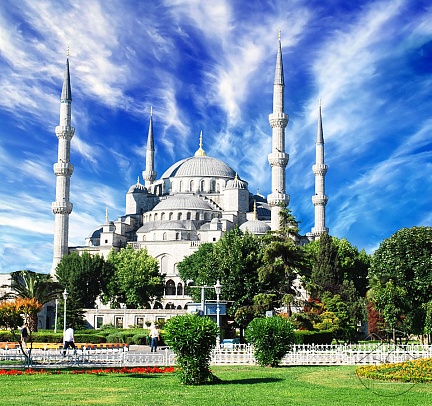 Голубая мечеть на фоне красивого синего неба в Стамбуле