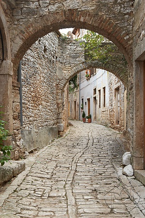 Витиеватая улица с арками 