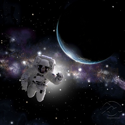 Космонавт на фоне Земли и космической туманности