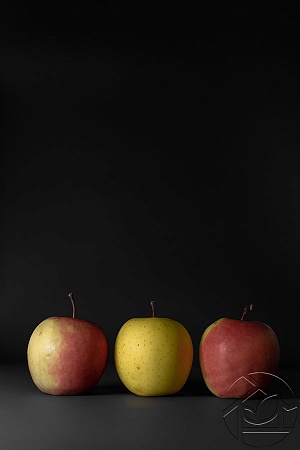три яблока