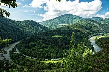 Панорама реки и магистрали в горах