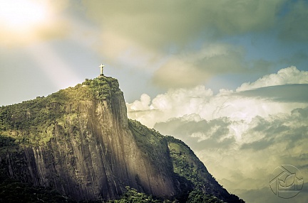 Гора Корковаду и статуя Христа-Искупителя в Бразилии
