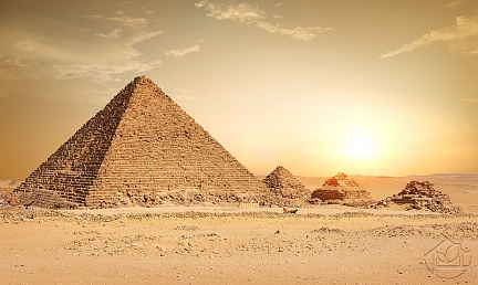Пирамиды в лучах солнца