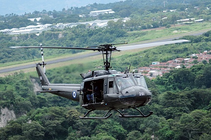 военный вертолет в тропиках