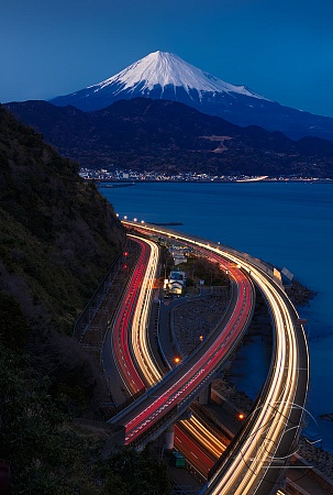 Ночная трасса с видом на гору Фудзияма в Японии
