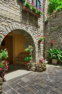 Цветочный дворик с аркой