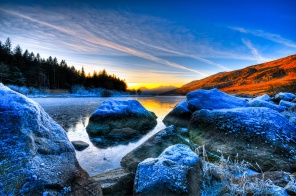 Закат над замерзающим озером