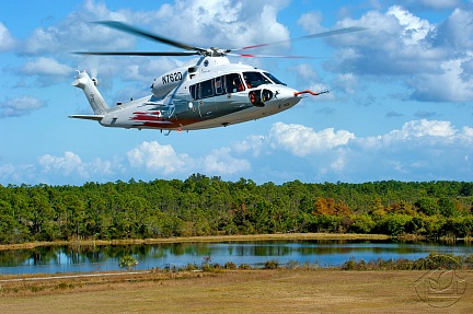 вертолет над озером