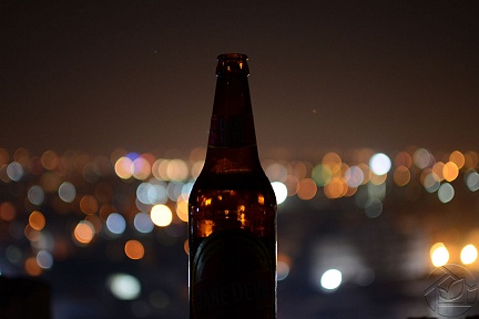 бутылка на фоне ночного города