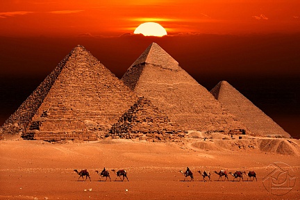 Багровый закат над пирамидами